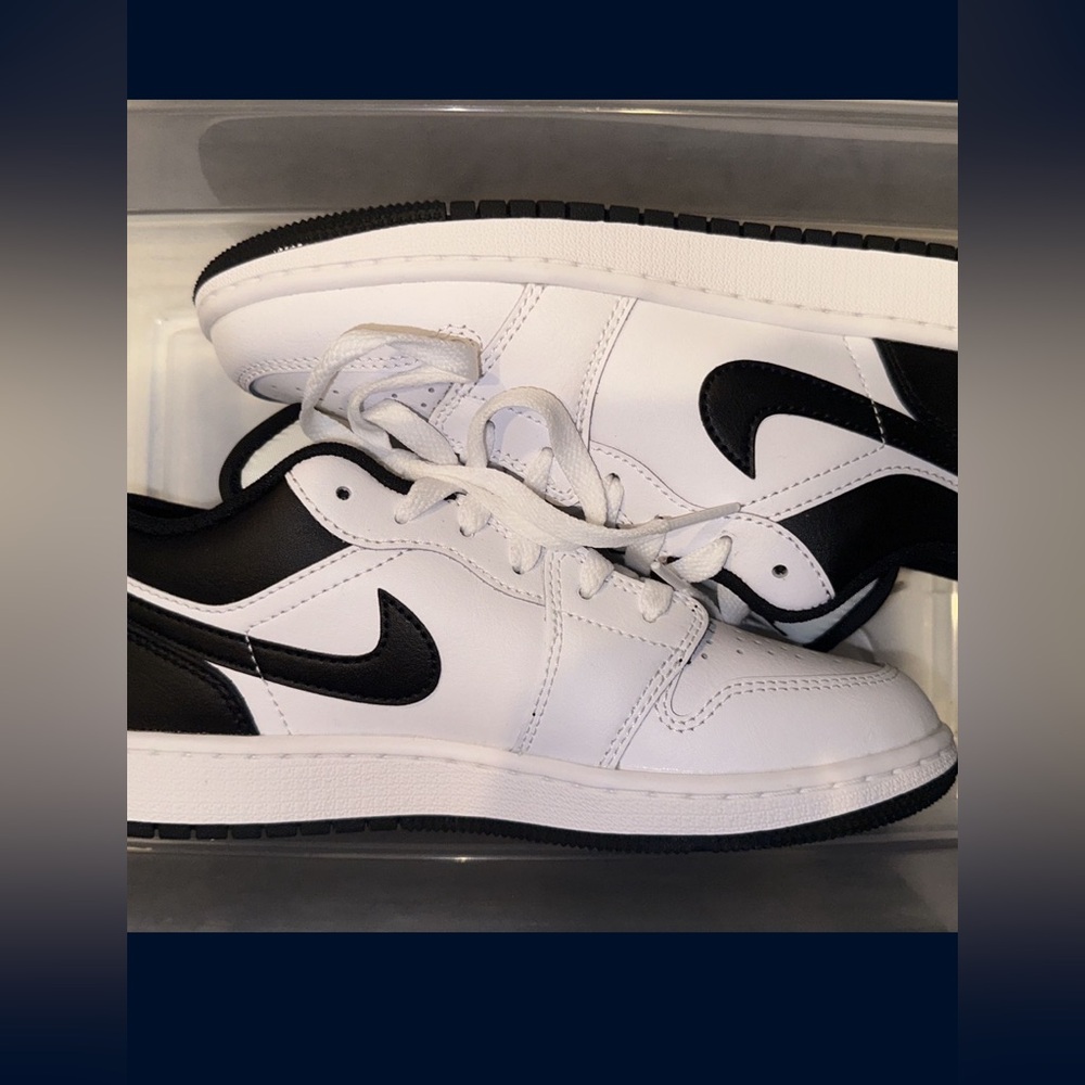Big kids air jordan 1 lows black and white sneakers